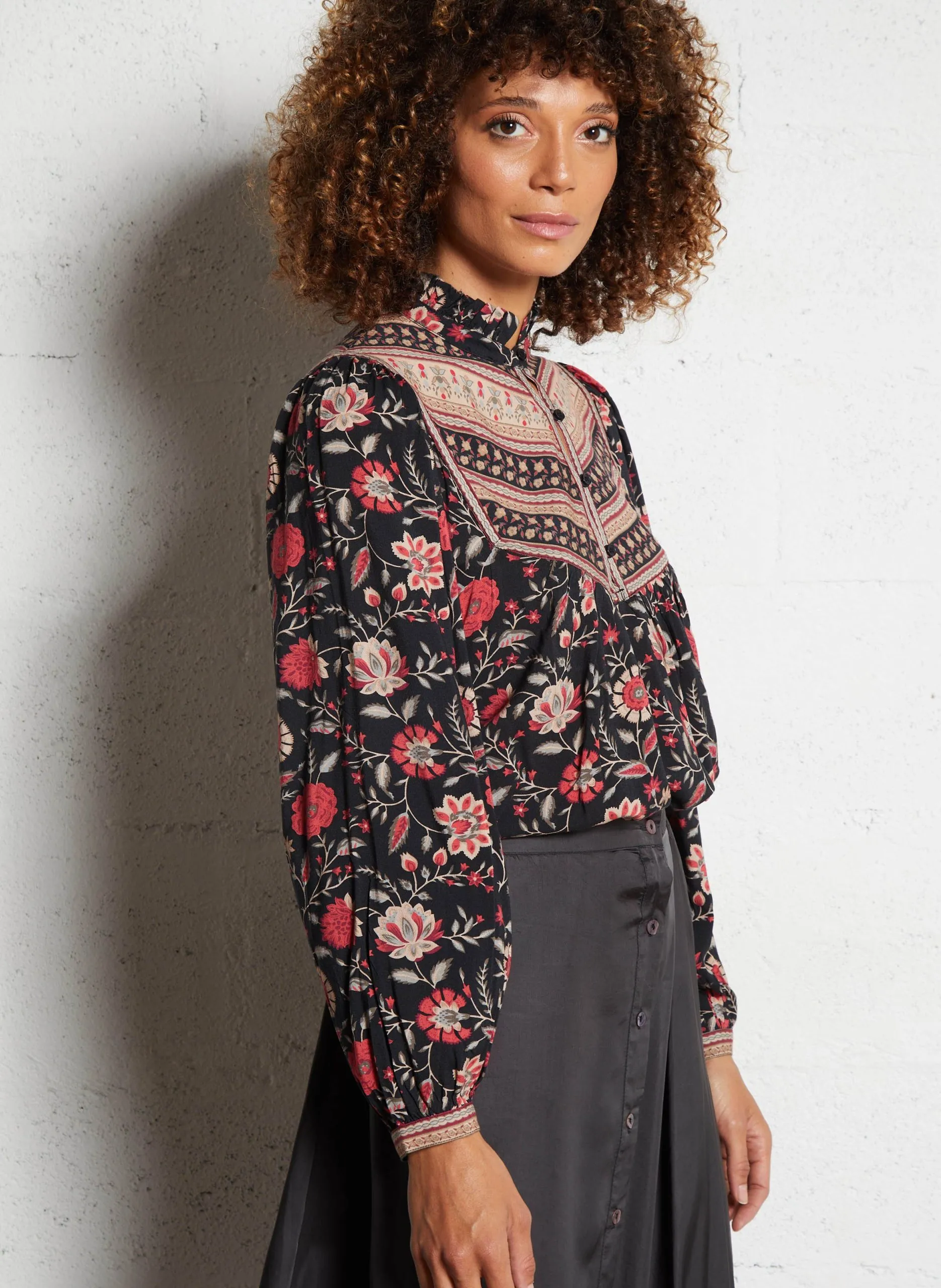 Bluse mit viktorianischem Kragen und Print Schwarz TINA