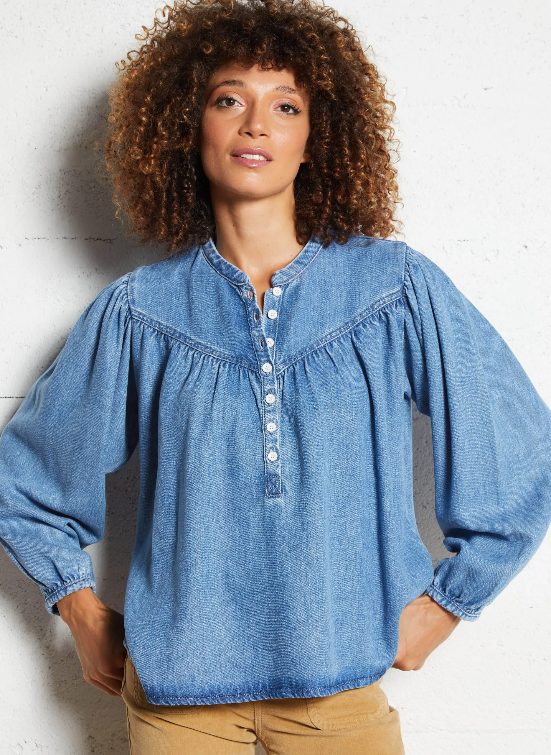 Rundhalsausschnitt Bluse aus Jeansstoff mit Knopfleiste Blau LAURA